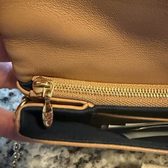 Louis Vuitton Coussin Pochette Leather Bag in Camel with Chunky Chain - Picture 7 of 9